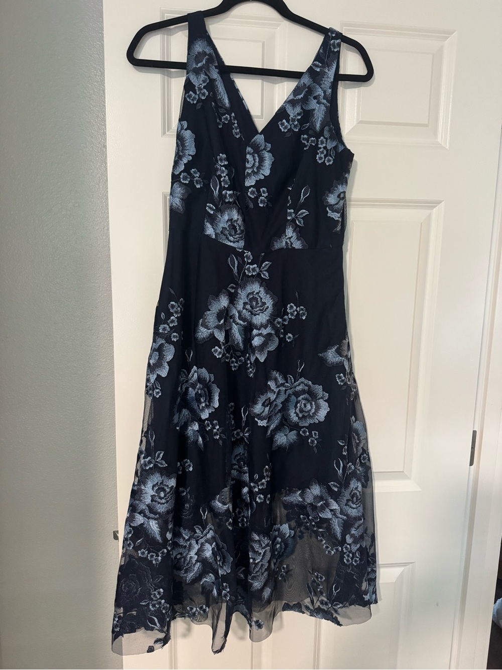Vince Camuto Navy Floral V-Neck Midi Dress